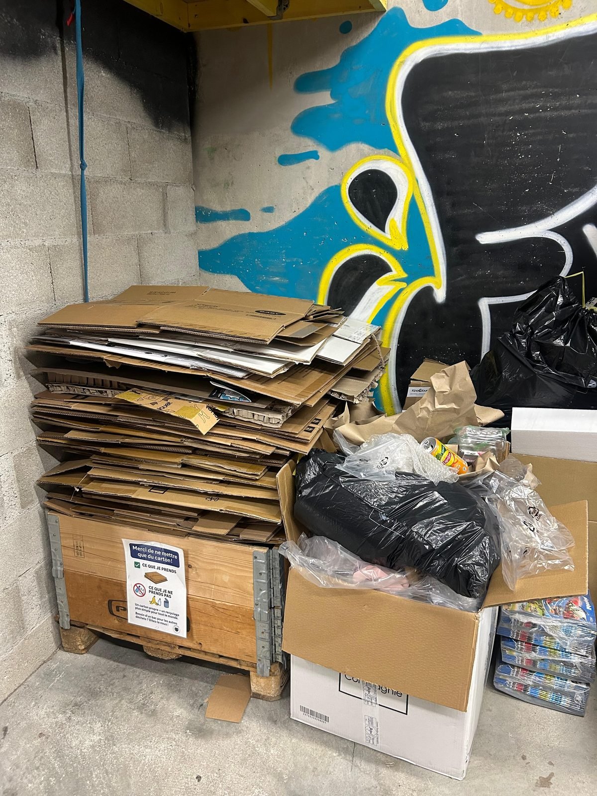 Cartons empilés avec consigne de tri